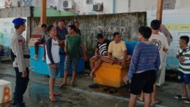 Satuan Binmas Perairan menggelar kegiatan pembinaan dan penyuluhan kepada para nelayan di Pelabuhan Perikanan Samudera (PPS) Kendari, Senin (11/8). FOTO: Endra/ WARTASUAR.COM