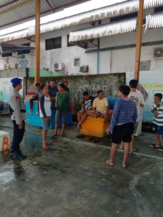 
 Satuan Binmas Perairan menggelar kegiatan pembinaan dan penyuluhan kepada para nelayan di Pelabuhan Perikanan Samudera (PPS) Kendari, Senin (11/8). FOTO: Endra/ WARTASUAR.COM