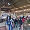 Karyawan BPJS Ketenagakerjaan Kolaka saat memberikan sosialisasi di Pasar Raya