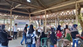 Karyawan BPJS Ketenagakerjaan Kolaka saat memberikan sosialisasi di Pasar Raya