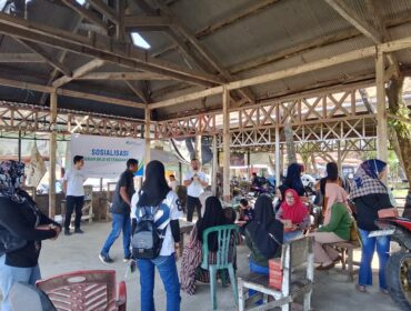 Karyawan BPJS Ketenagakerjaan Kolaka saat memberikan sosialisasi di Pasar Raya 