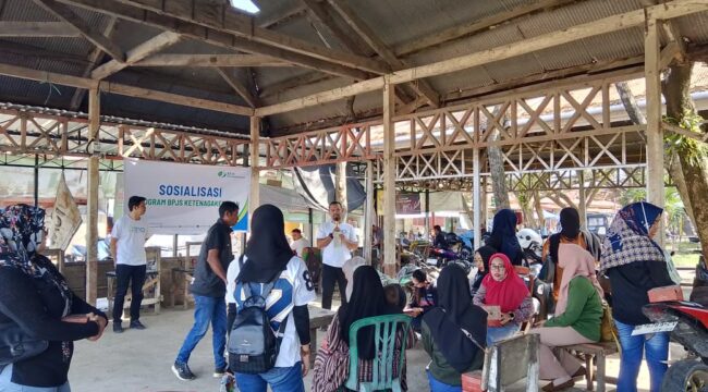 Karyawan BPJS Ketenagakerjaan Kolaka saat memberikan sosialisasi di Pasar Raya 