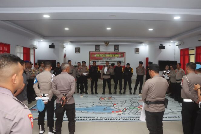 
 Kapolresta Kendari, Kombes Pol. Edwin L. Sengka, S.I.K., M.Si memimpin apel gelar pasukan pengamanan Rakornas Produk Hukum Daerah Tahun 2025.  Endra/ Kolaka Pos