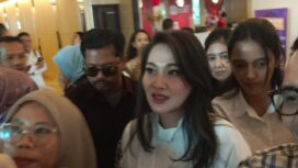Gubernur Malut Sherly Tjoanda Laos saat memberikan keterangan. Foto Kadamu/Kolaka Pos