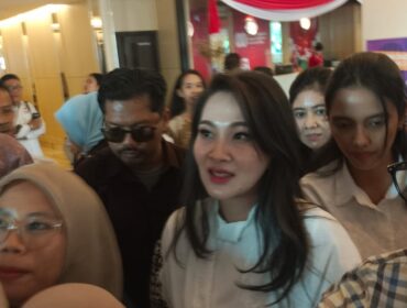 Gubernur Malut Sherly Tjoanda Laos saat memberikan keterangan. Foto Kadamu/Kolaka Pos