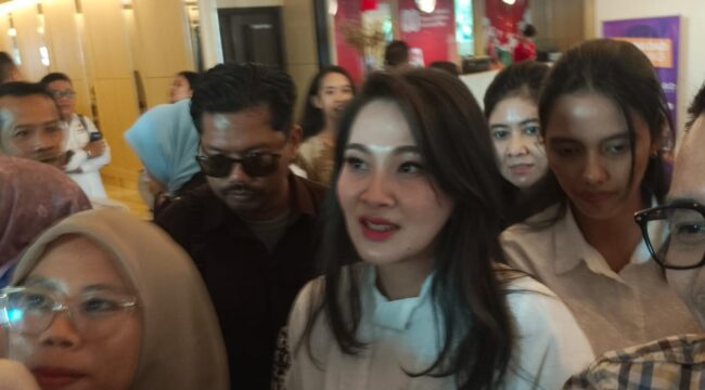 Gubernur Malut Sherly Tjoanda Laos saat memberikan keterangan. Foto Kadamu/Kolaka Pos