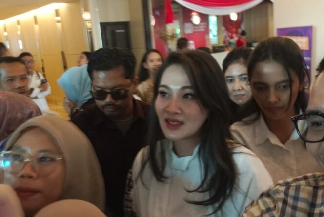 
 Gubernur Malut Sherly Tjoanda Laos saat memberikan keterangan. Foto Kadamu/Kolaka Pos