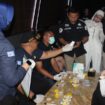 Polda Sultra saat melakukan razia dan tes urine terhadap pengunjung tempat hiburan malam di Kendari. Kadamu/Kolaka Pos
