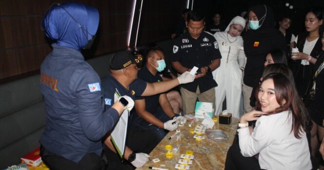
 Polda Sultra saat melakukan razia dan tes urine terhadap pengunjung tempat hiburan malam di Kendari. Kadamu/Kolaka Pos
