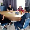 Camat Puuwatu Sainul Latief saat mengingatkan orang tua agar memperketat pengawasan anak agar tidak terlibat dalam balapan liar. Foto: Kadamu/Kolaka Pos