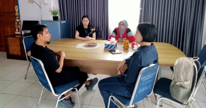 
 Camat Puuwatu Sainul Latief saat mengingatkan orang tua agar memperketat pengawasan anak agar tidak terlibat dalam balapan liar. Foto: Kadamu/Kolaka Pos
