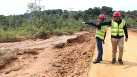 Anggota DPRD Kolaka bersama instansi terkait saat melakukan kunjungan di Sopura pada Selasa (25/3/2025).
