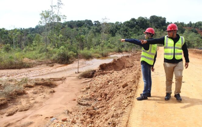 
 Anggota DPRD Kolaka bersama instansi terkait saat melakukan kunjungan di Sopura pada Selasa (25/3/2025).
