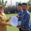 Wali Kota Kendari Siska Karina Imran saat menyerahkan SK ratusan PPPK. FOTO: Kadamu/WARTASUAR.COM