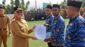 Wali Kota Kendari Siska Karina Imran saat menyerahkan SK ratusan PPPK. FOTO: Kadamu/WARTASUAR.COM