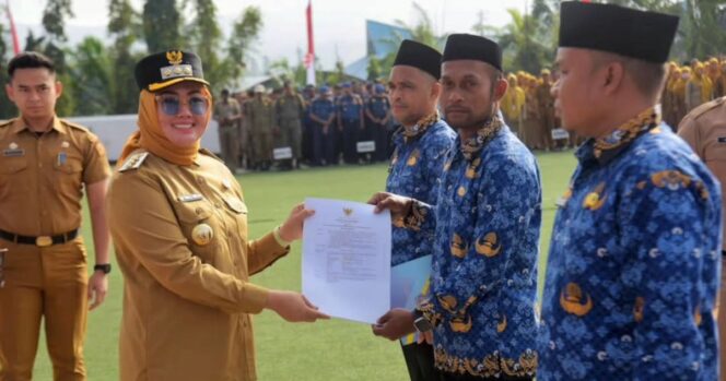 
 Wali Kota Kendari Siska Karina Imran saat menyerahkan SK ratusan PPPK. FOTO: Kadamu/WARTASUAR.COM