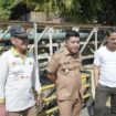 Wabup Kolaka H.Husmaluddin saat memimpin kerja bakti jelang HUT ke 80 RI. Diskominfo Kolaka