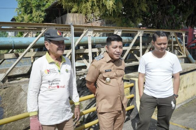 
 Wabup Kolaka H.Husmaluddin saat memimpin kerja bakti jelang HUT ke 80 RI.  Diskominfo Kolaka