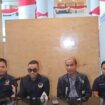Bupati Kolaka Timur Abdul Azis bersama Wakil Ketua Komisi III DPR RI yang juga Bendahara Umum DPP Partai Nasdem, Ahmad Syahroni, konferensi pers di Hotel Claro, Makassar, Kamis, 7 Agustus 2025.