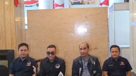 Bupati Kolaka Timur Abdul Azis bersama Wakil Ketua Komisi III DPR RI yang juga Bendahara Umum DPP Partai Nasdem, Ahmad Syahroni, konferensi pers di Hotel Claro, Makassar, Kamis, 7 Agustus 2025.