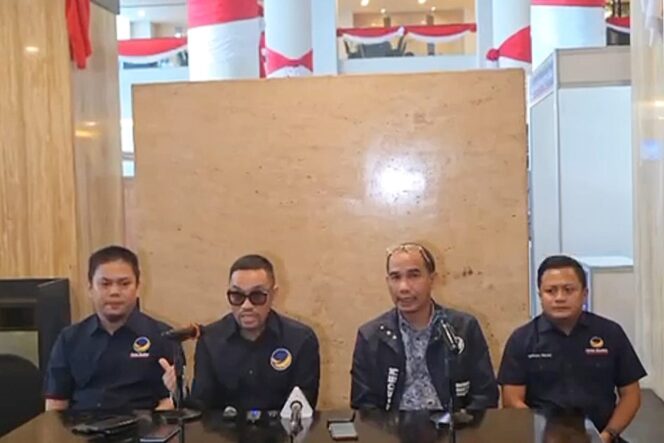 
 Bupati Kolaka Timur Abdul Azis bersama Wakil Ketua Komisi III DPR RI yang juga Bendahara Umum DPP Partai Nasdem, Ahmad Syahroni, konferensi pers di Hotel Claro, Makassar, Kamis, 7 Agustus 2025.