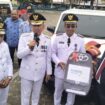 Pemimpin Bank Sultra Cabang Kolaka Syaparuddin Rusman (kanan) menyerahkan CSR berupa satu unit mobil Rangga, satu unit motor roda tiga, mesin alkon, dan mesin pemotong rumput kepada Bupati Kolaka H. Amri. FOTO: Kaulia Ode/ Kolaka Pos