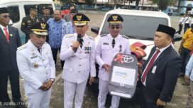 Pemimpin Bank Sultra Cabang Kolaka Syaparuddin Rusman (kanan) menyerahkan CSR berupa satu unit mobil Rangga, satu unit motor roda tiga, mesin alkon, dan mesin pemotong rumput kepada Bupati Kolaka H. Amri. FOTO: Kaulia Ode/ Kolaka Pos