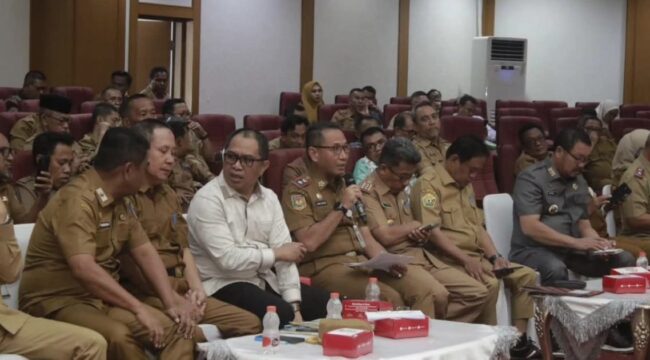 Ketgam: Sekda Kota Kendari, Amir Hasan saat memberikan keterangan. Foto: Kadamu/Kolaka Pos