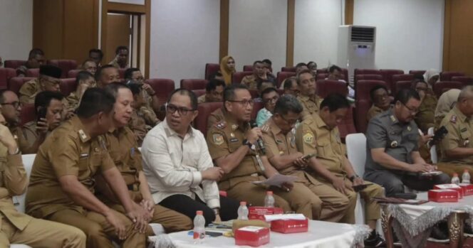 
 Ketgam: Sekda Kota Kendari, Amir Hasan saat memberikan keterangan. Foto: Kadamu/Kolaka Pos