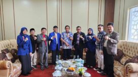 Wagub Sultra Hugua saat pose bersama usai menghadiri Pengenalan Budaya Akademik dan Kemahasiswaan di IAIN Kendari. Foto Kadamu