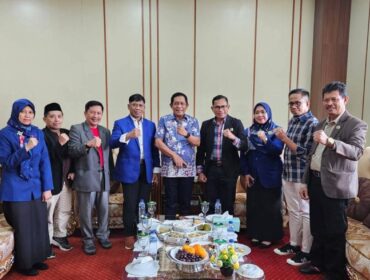 Wagub Sultra Hugua saat pose bersama usai menghadiri Pengenalan Budaya Akademik dan Kemahasiswaan di IAIN Kendari. Foto Kadamu