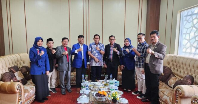 
 Wagub Sultra Hugua saat pose bersama usai menghadiri Pengenalan Budaya Akademik dan Kemahasiswaan di IAIN Kendari. Foto Kadamu