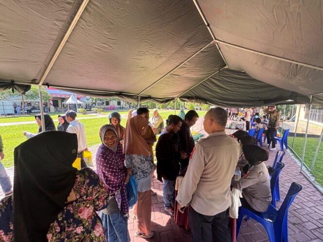
 Polda Sultra dan Bulog Gelar Gerakan Pangan Murah, Warga Kendari Serbu Lokasi