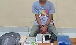 
Tersangka R dan Sejumlah Batang Bukti Narkoba Diperlihatkan Polisi Ke Publik. Ahmad Kolaka Pos
