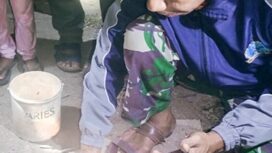 Personel TNI bersama Kepolisian dan warga mengamankan ratusan butir peluru yang ditemukan anak-anak Desa Tampunabale saat bermain pasir di pantai, Minggu (14/9). FOTOl: Ahmad/ Kolaka Pos