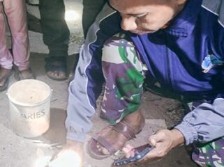 Personel TNI bersama Kepolisian dan warga mengamankan ratusan butir peluru yang ditemukan anak-anak Desa Tampunabale saat bermain pasir di pantai, Minggu (14/9). FOTOl: Ahmad/ Kolaka Pos