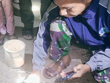 Personel TNI bersama Kepolisian dan warga mengamankan ratusan butir peluru yang ditemukan anak-anak Desa Tampunabale saat bermain pasir di pantai, Minggu (14/9). FOTOl: Ahmad/ Kolaka Pos