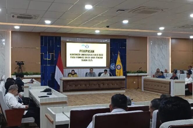 
 Plt Rektor UHO Lepas Kontingen Pomnas XIX 2025, Targetkan Prestasi dan Medali