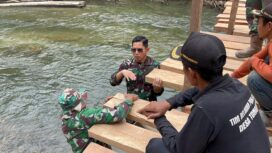 Dandim 1412/Kolaka Letkol Inf Choky Gunawan saat memantau pra TMMD di sejumlah titik pekerjaan strategis, mulai dari pengerasan jalan, pembangunan deker, hingga rehabilitasi jembatan utama yang menjadi akses vital desa. 