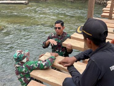 Dandim 1412/Kolaka Letkol Inf Choky Gunawan saat memantau pra TMMD di sejumlah titik pekerjaan strategis, mulai dari pengerasan jalan, pembangunan deker, hingga rehabilitasi jembatan utama yang menjadi akses vital desa. 