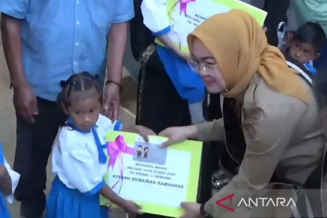 
 Walikota Kendari Kucurkan Beasiswa Rp1,5 Miliar