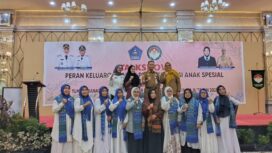 Sekda Amir Hasan saat pose bersama usai membuka Talkshow Peran Keluarga dalam Pengasuhan Si Anak Spesial. Foto: Kadamu/Kolaka Pos
