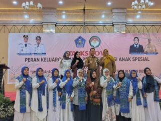 Sekda Amir Hasan saat pose bersama usai membuka Talkshow Peran Keluarga dalam Pengasuhan Si Anak Spesial. Foto: Kadamu/Kolaka Pos
