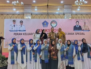 Sekda Amir Hasan saat pose bersama usai membuka Talkshow Peran Keluarga dalam Pengasuhan Si Anak Spesial. Foto: Kadamu/Kolaka Pos

