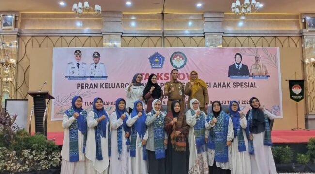 Sekda Amir Hasan saat pose bersama usai membuka Talkshow Peran Keluarga dalam Pengasuhan Si Anak Spesial. Foto: Kadamu/Kolaka Pos
