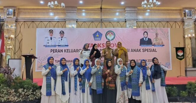 
 Sekda Amir Hasan saat pose bersama usai membuka Talkshow Peran Keluarga dalam Pengasuhan Si Anak Spesial. Foto: Kadamu/Kolaka Pos
