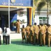 Wakil Gubernur Sulawesi Tenggara, Hugua, memimpin apel pagi di Dinas Lingkungan Hidup (DLH) Provinsi Sultra, Selasa (30/9). FOTO: Endra/ Kolaka Pos
