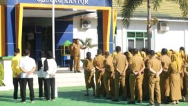 Wakil Gubernur Sulawesi Tenggara, Hugua, memimpin apel pagi di Dinas Lingkungan Hidup (DLH) Provinsi Sultra, Selasa (30/9). FOTO: Endra/ Kolaka Pos
