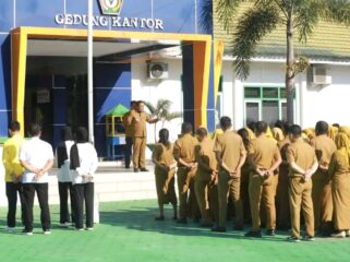 Wakil Gubernur Sulawesi Tenggara, Hugua, memimpin apel pagi di Dinas Lingkungan Hidup (DLH) Provinsi Sultra, Selasa (30/9). FOTO: Endra/ Kolaka Pos
