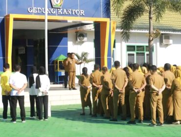 Wakil Gubernur Sulawesi Tenggara, Hugua, memimpin apel pagi di Dinas Lingkungan Hidup (DLH) Provinsi Sultra, Selasa (30/9). FOTO: Endra/ Kolaka Pos
